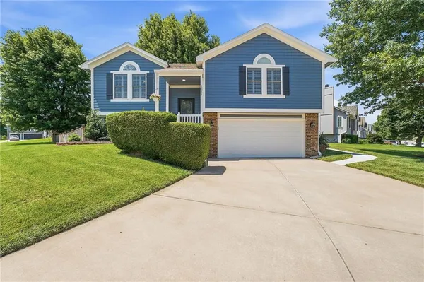 $360,000 | 2621 Northeast Horseshoe Drive, Lee's Summit, MO 64086