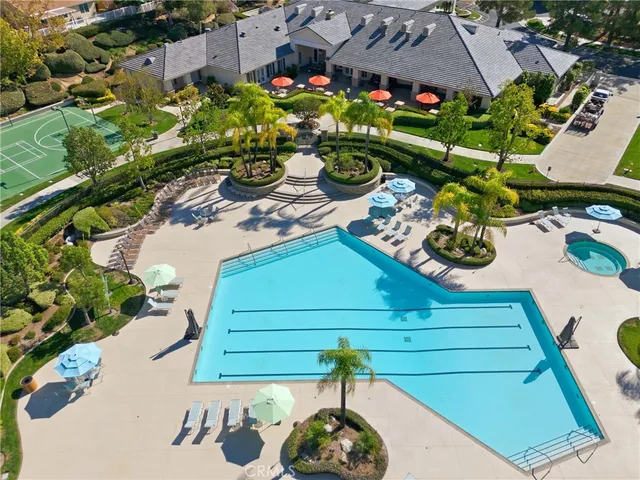 a bunch of flowers are sitting on a floor