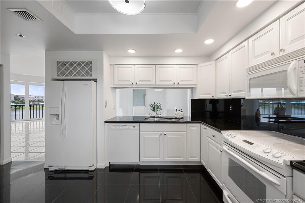 221 Northeast Plantation Road, Unit 303 Stuart, FL 34996 - Photo 20 of 43 Gallery Image 20