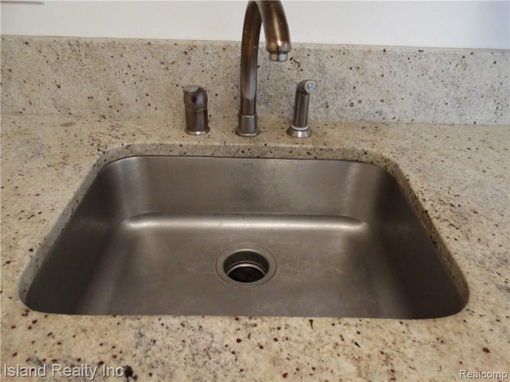 2419 Riverside, Unit 303 Trenton, MI 48183 - Photo 4 of 21 DSC02769.JPG