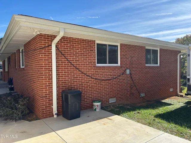 $2,400 | 385 Lakeside Drive, Kingsport, TN 37664