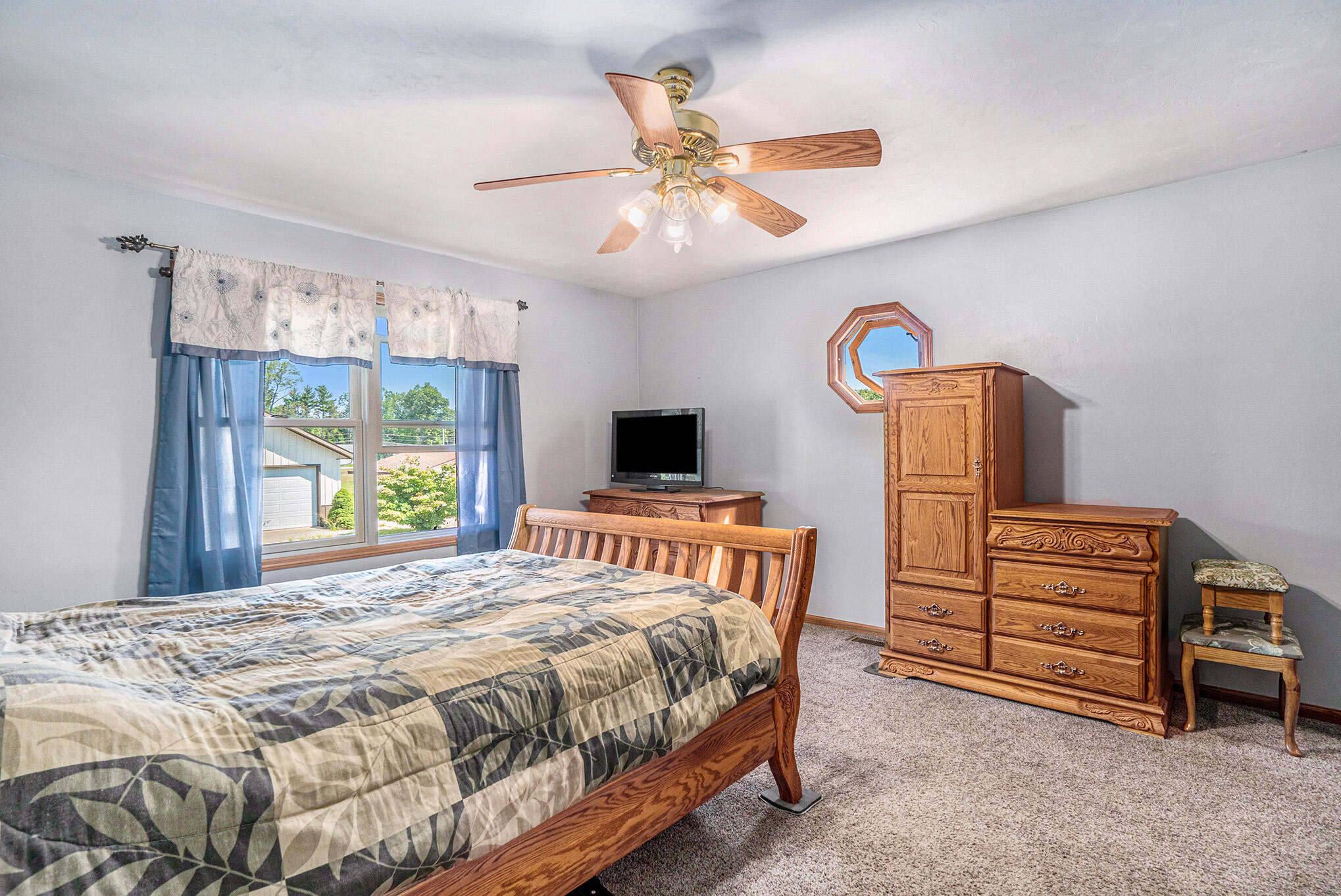 1082 Chatterson Road Muskegon, MI 49442 - Photo 19 of 37 Main floor bedroom