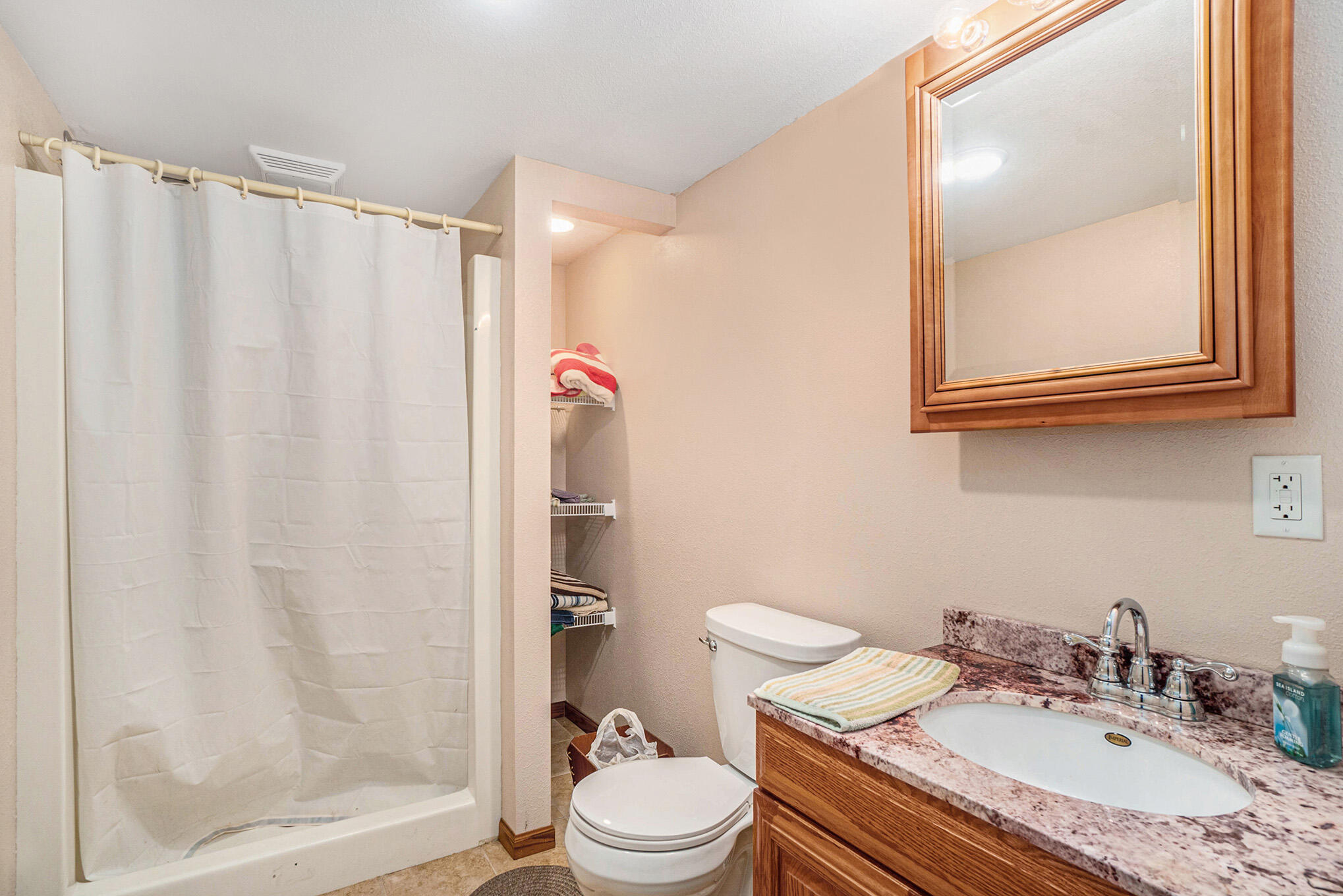 1082 Chatterson Road Muskegon, MI 49442 - Photo 29 of 37 Lower bath