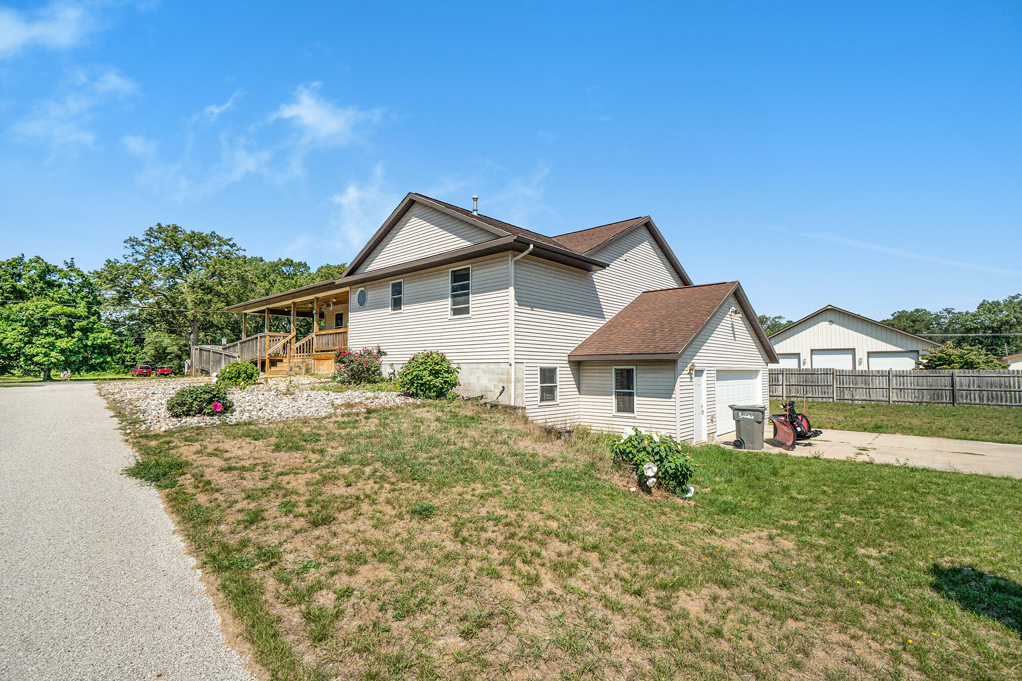 1082 Chatterson Road Muskegon, MI 49442 - Photo 3 of 37 Driveway view