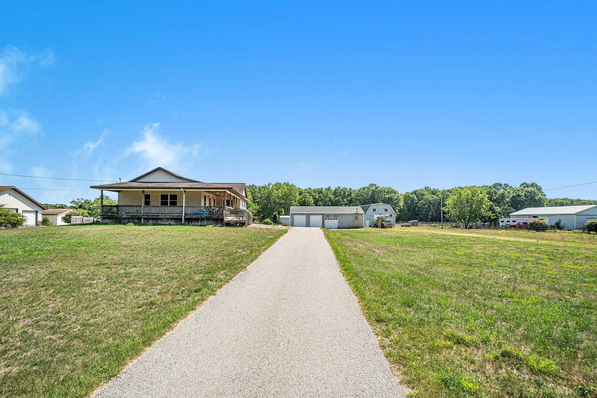 1082 Chatterson Road Muskegon, MI 49442 - Photo 5 of 37 Driveway