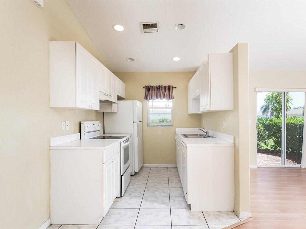2093 East Ridge Circle East Boynton Beach, FL 33435 - Photo 11 of 25 011_Kitchen Space