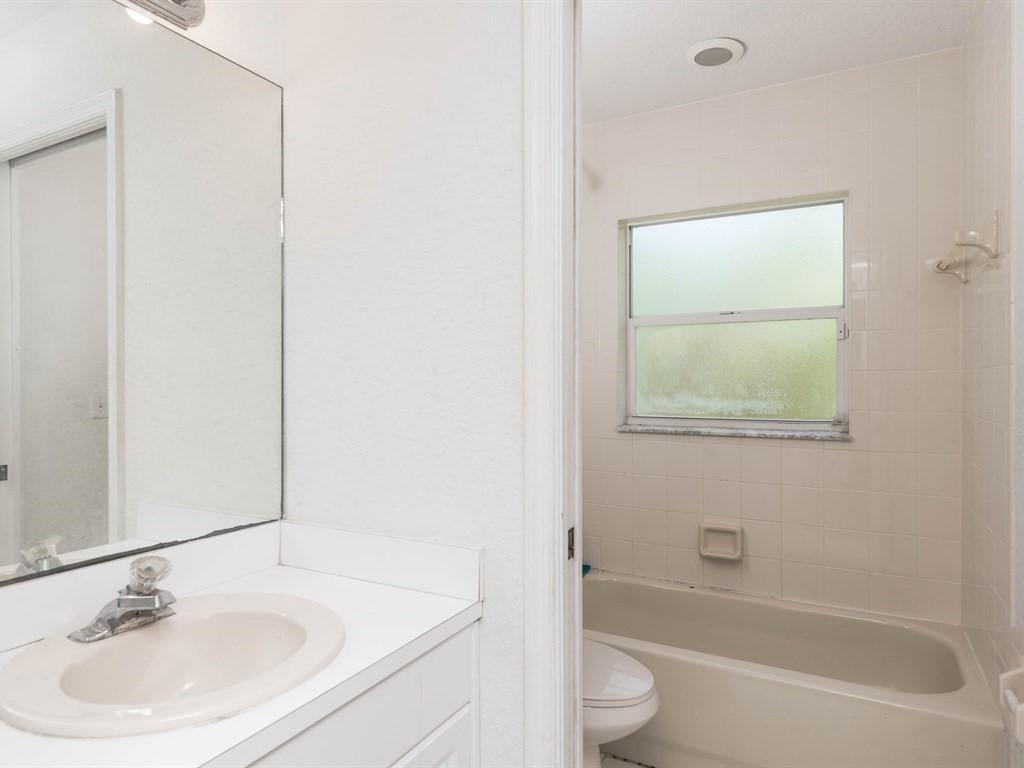 2093 East Ridge Circle East Boynton Beach, FL 33435 - Photo 18 of 25 019_Bathroom Two