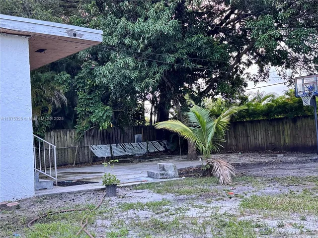 a view of a backyard