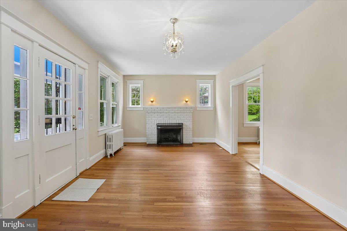 9501 Colesville Road Silver Spring, MD 20901 - Photo 10 of 71 Living Room