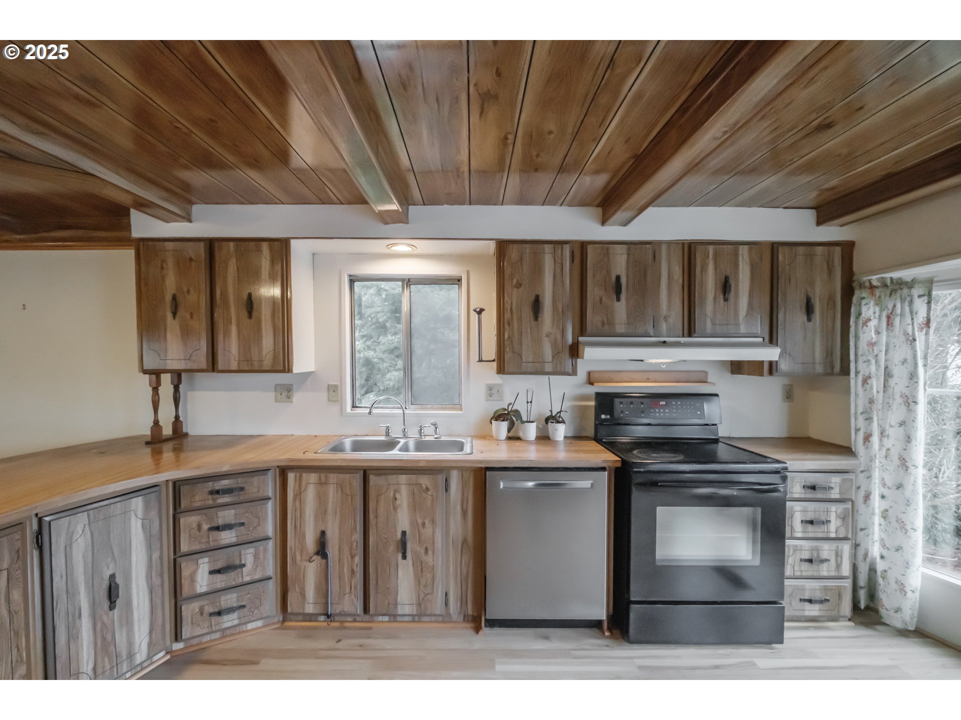 3760 Highway 101, Unit 7A Florence, OR 97439 - Photo 12 of 34 a kitchen with a sink stove and cabinets