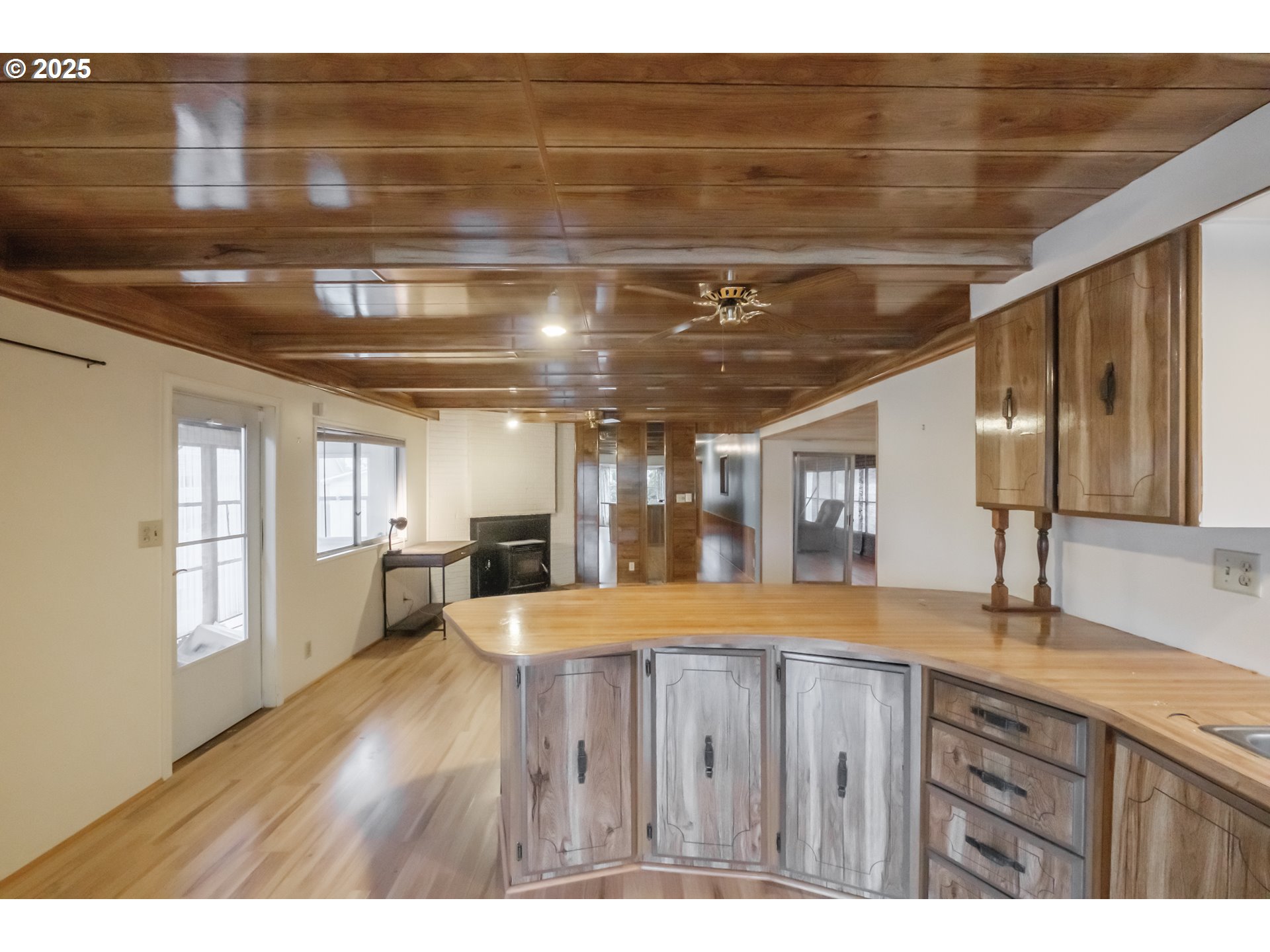 3760 Highway 101, Unit 7A Florence, OR 97439 - Photo 15 of 34 a bathroom with a sink and mirror