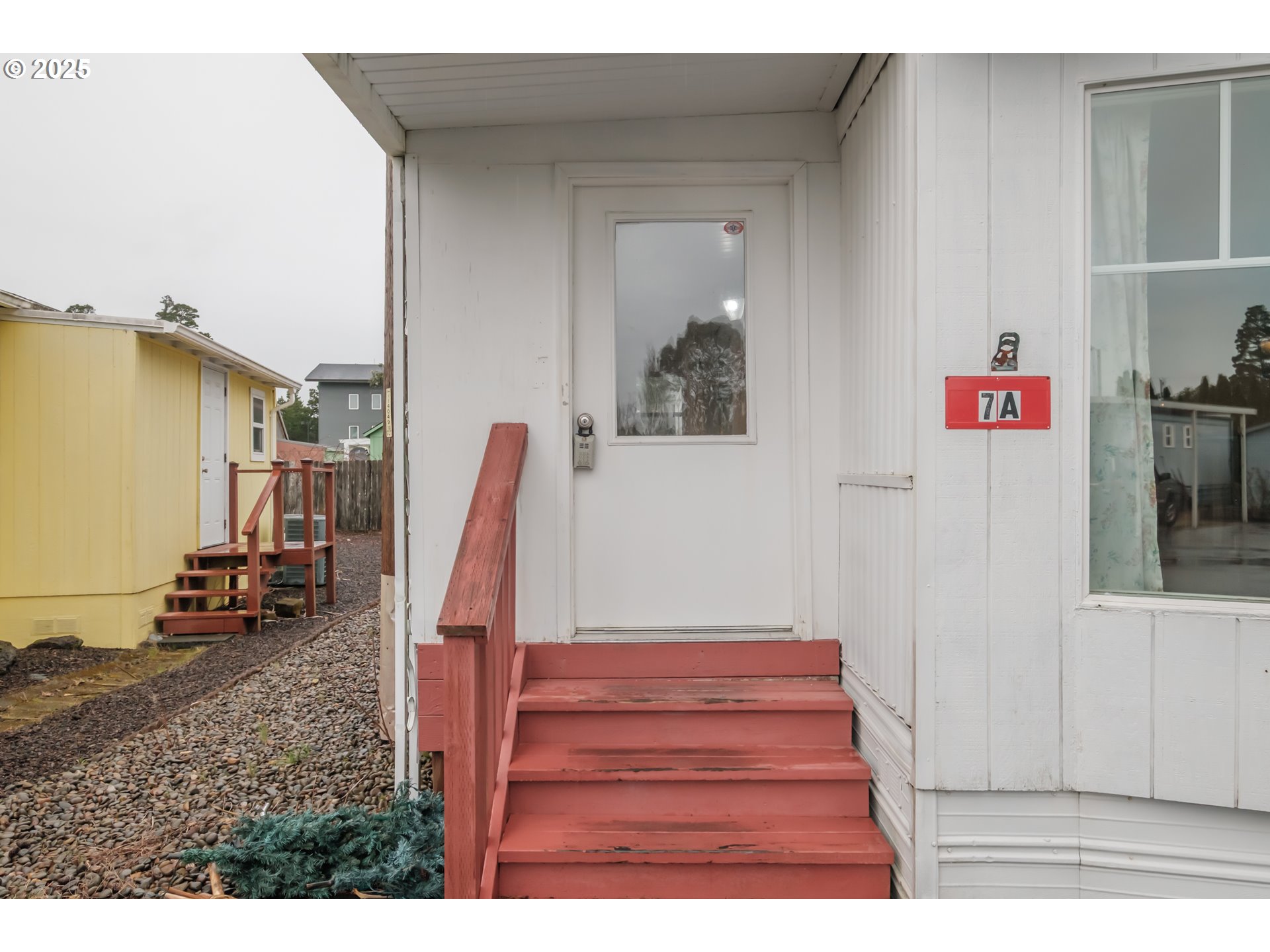 3760 Highway 101, Unit 7A Florence, OR 97439 - Photo 2 of 34 a view of entryway and hall