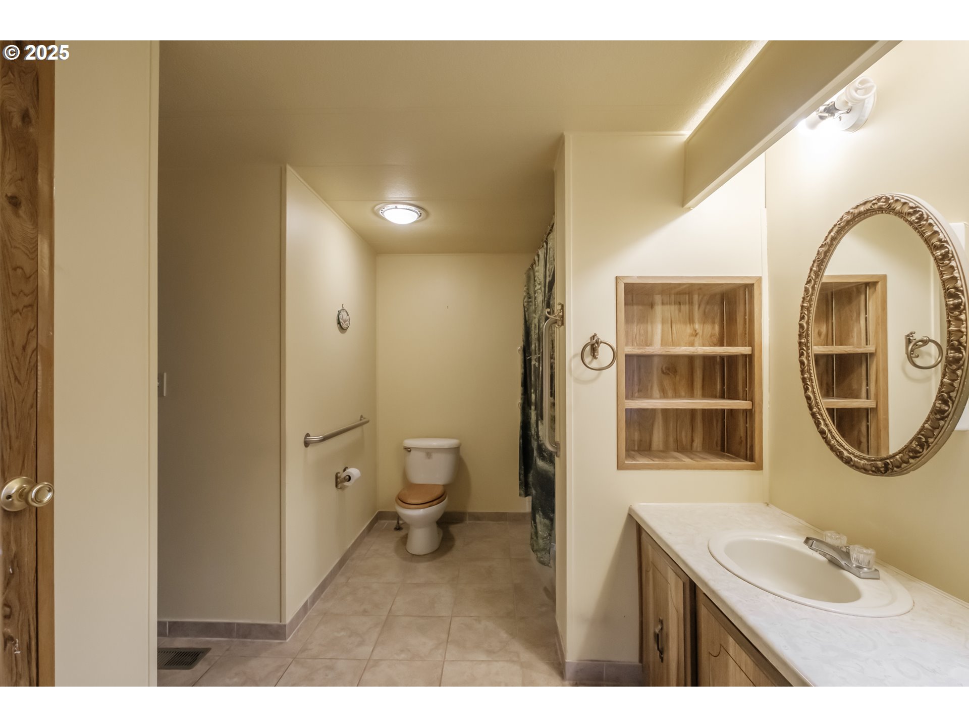 3760 Highway 101, Unit 7A Florence, OR 97439 - Photo 23 of 34 a bathroom with a sink and a mirror