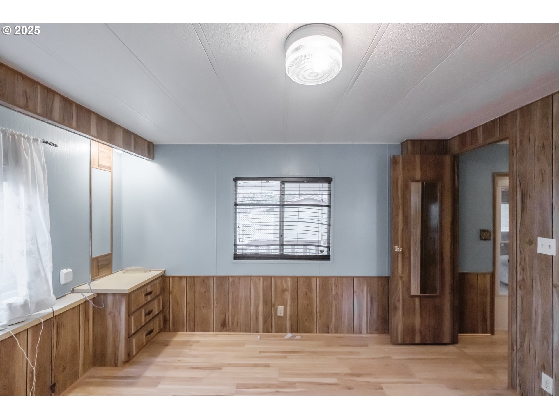 3760 Highway 101, Unit 7A Florence, OR 97439 - Photo 25 of 34 a view of hallway with a large window