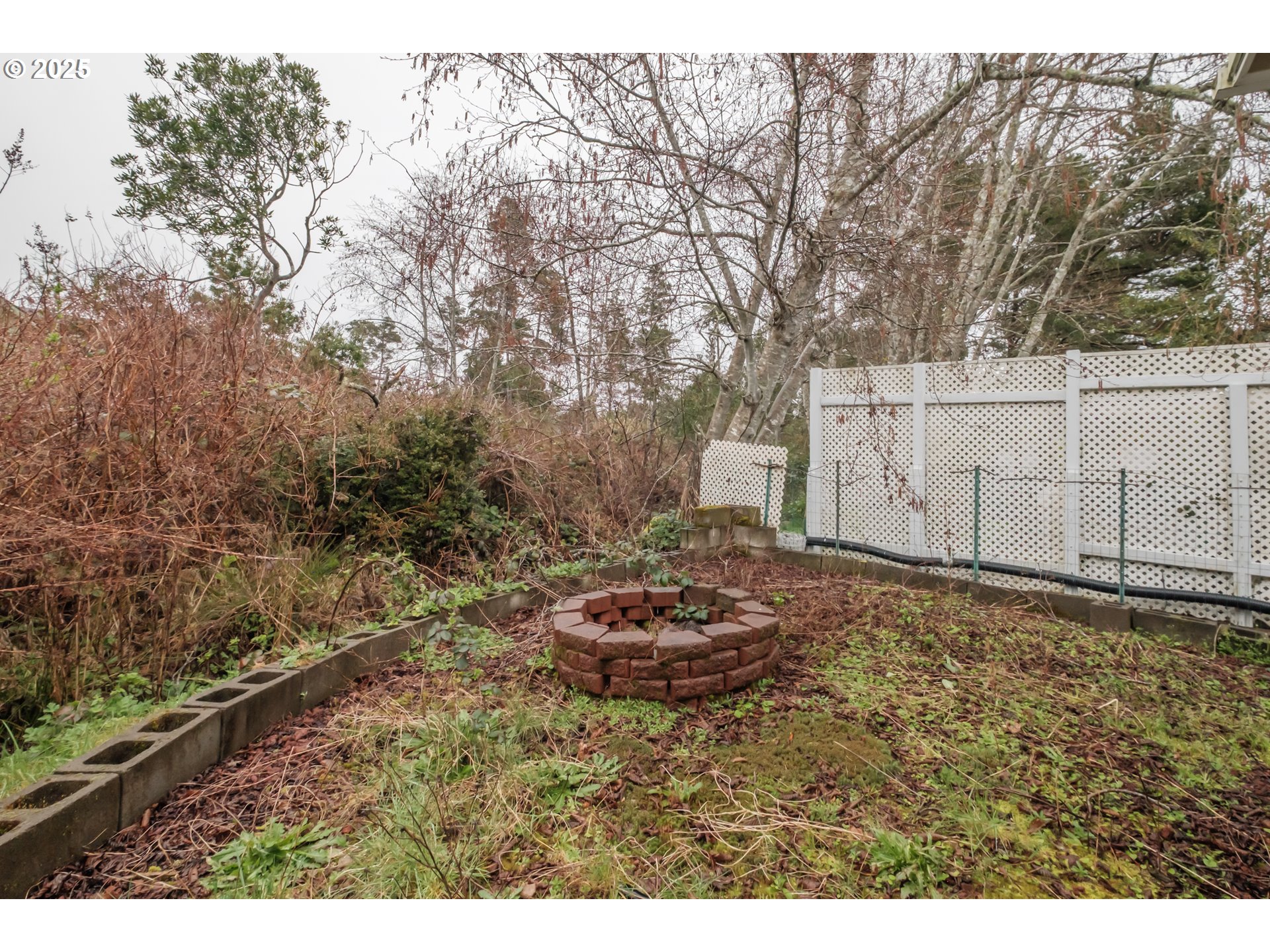 3760 Highway 101, Unit 7A Florence, OR 97439 - Photo 32 of 34 a backyard of a house