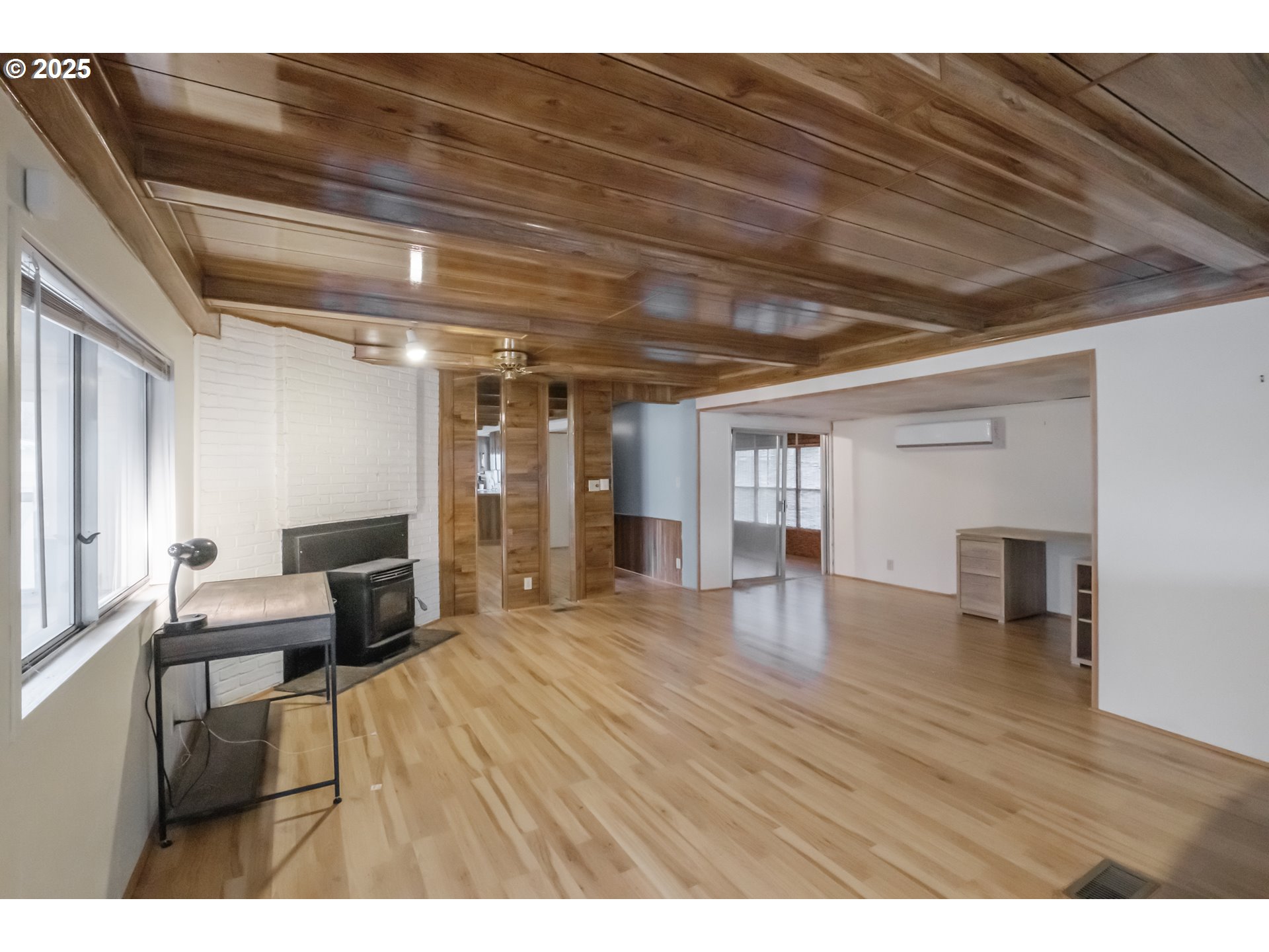 3760 Highway 101, Unit 7A Florence, OR 97439 - Photo 4 of 34 a hallway with wooden floor and furniture