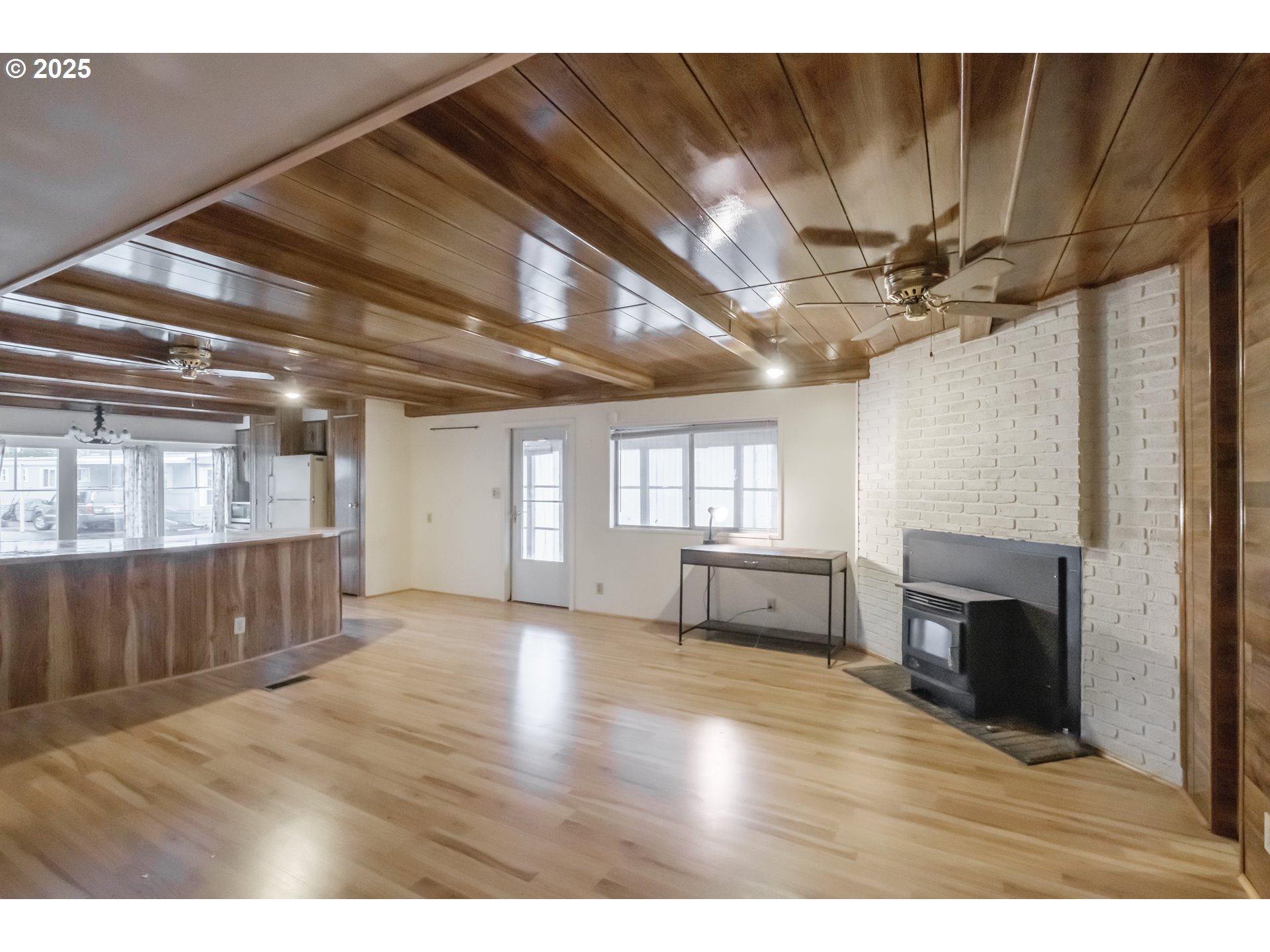3760 Highway 101, Unit 7A Florence, OR 97439 - Photo 7 of 34 a view of livingroom with fireplace and window