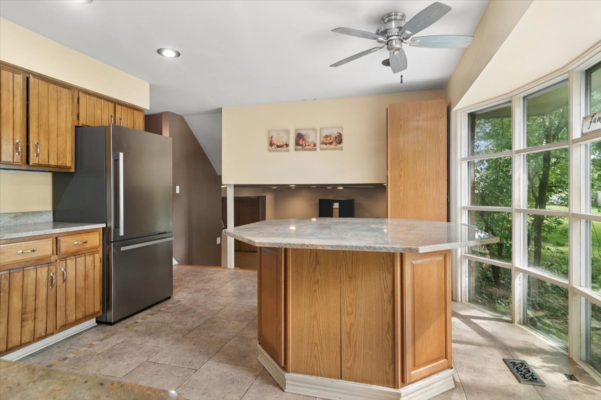 211 West Pickwick Road Arlington Heights, IL 60005 - Photo 2 of 23 Gallery Image 2