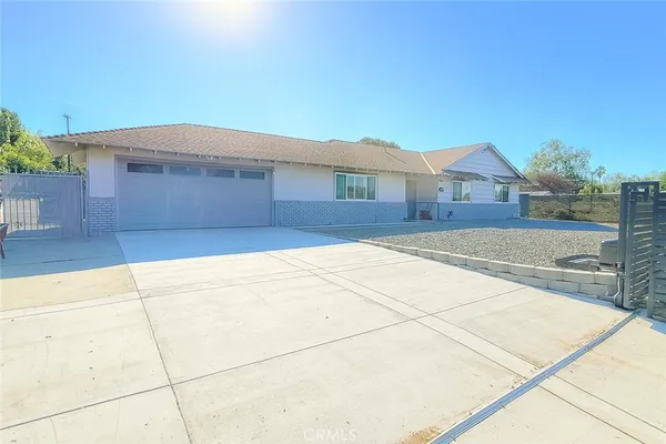 a house view with a backyard space
