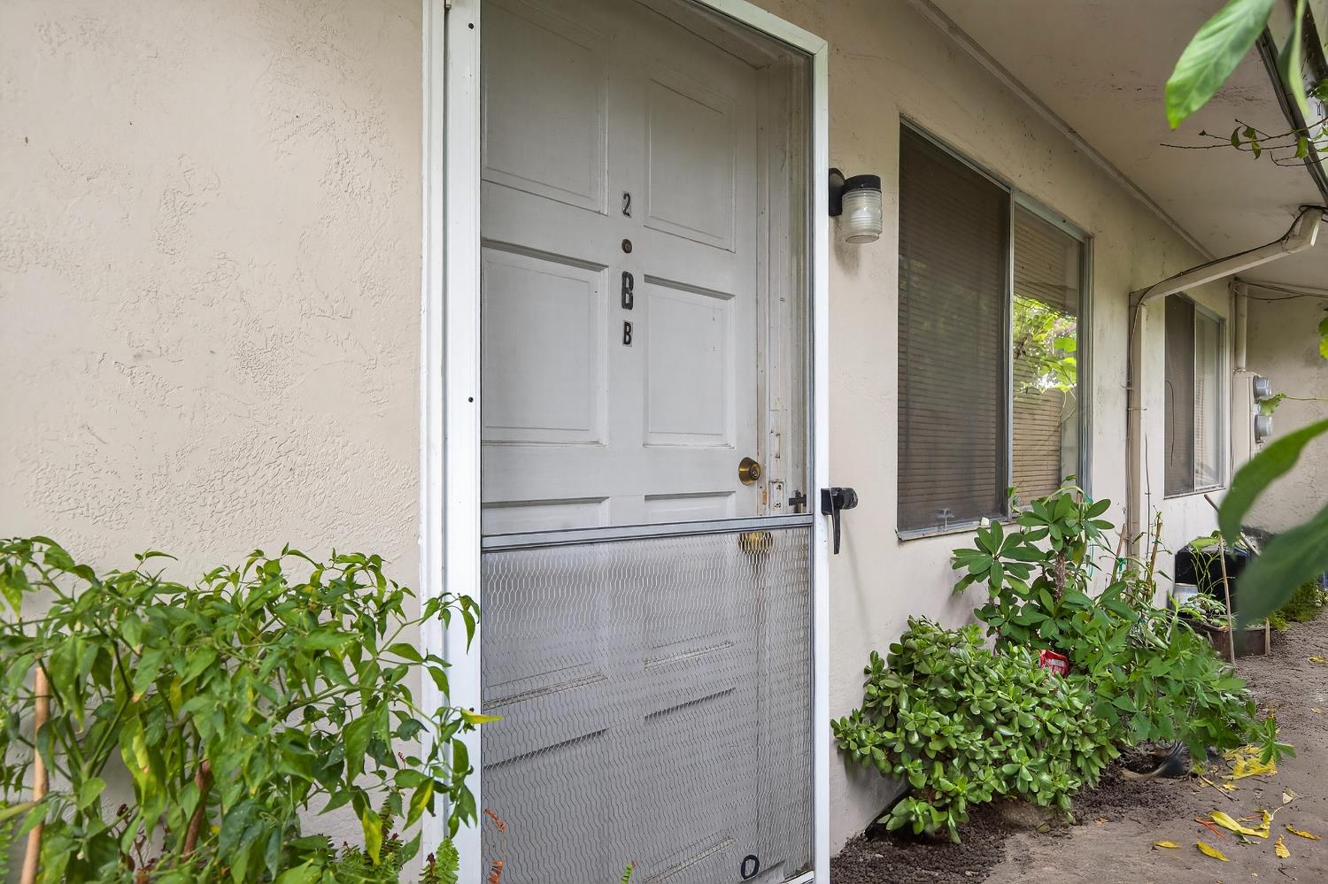 834 South Washington Street Lodi, CA 95240 - Photo 17 of 42 front view of a house with a entryway
