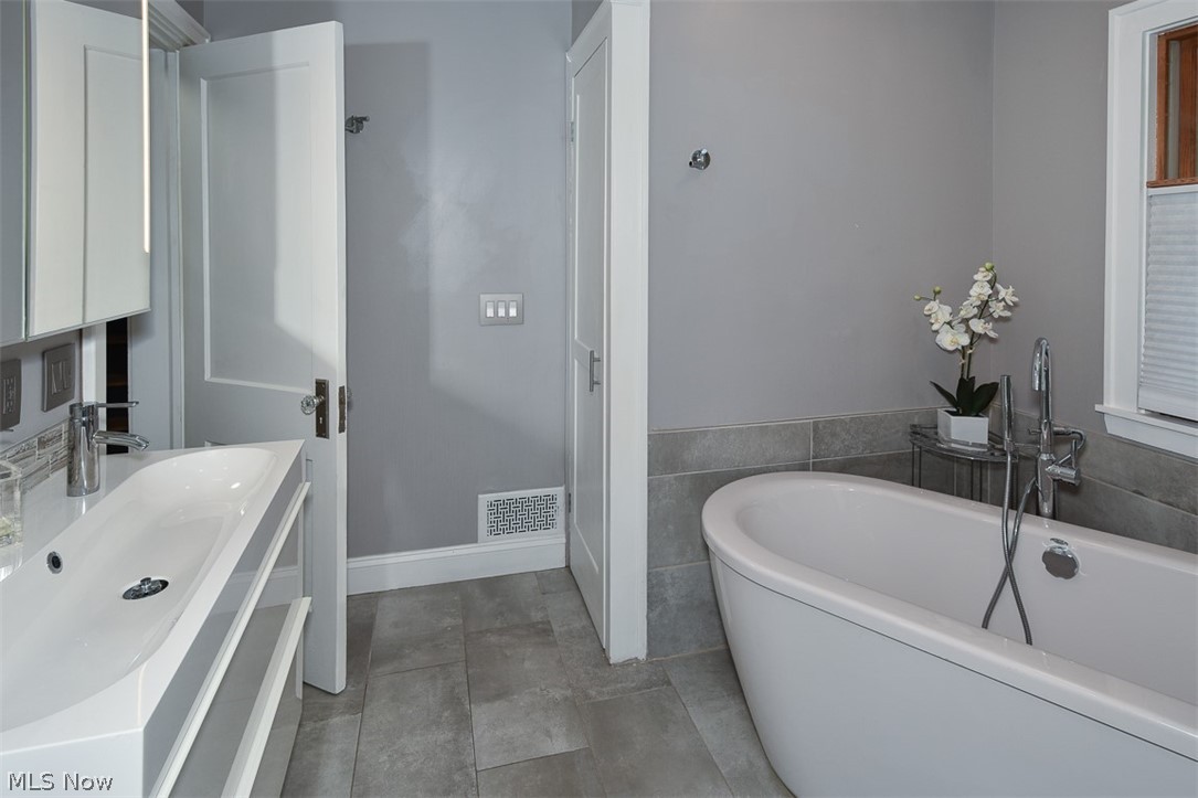 2378 Queenston Road Cleveland, OH 44118 - Photo 15 of 35 Gallery Image 15
