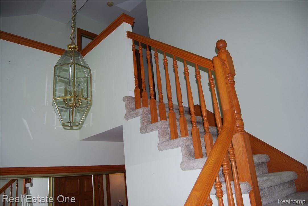 2152 Rochelle Park Drive, Unit 102 Rochester, MI 48309 - Photo 3 of 22 Open Foyer beautiful Oak Banister