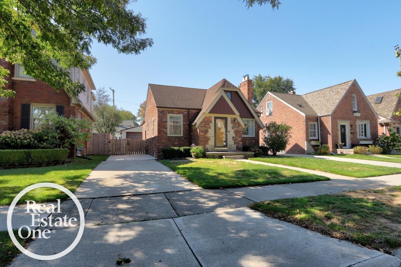 471 Touraine Road Grosse Pointe, MI 48236 - Photo 4 of 37 50191817-d66e80ba-bbe3-474b-b476-f24575fb2035.JPG