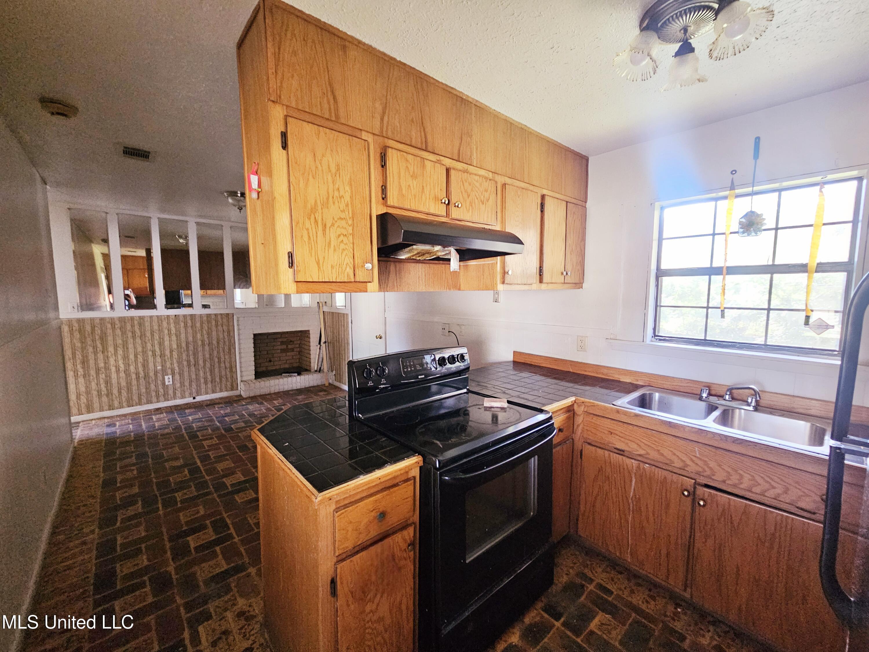 5630 Frederick Street Moss Point, MS 39563 - Photo 4 of 8 20241028_110951