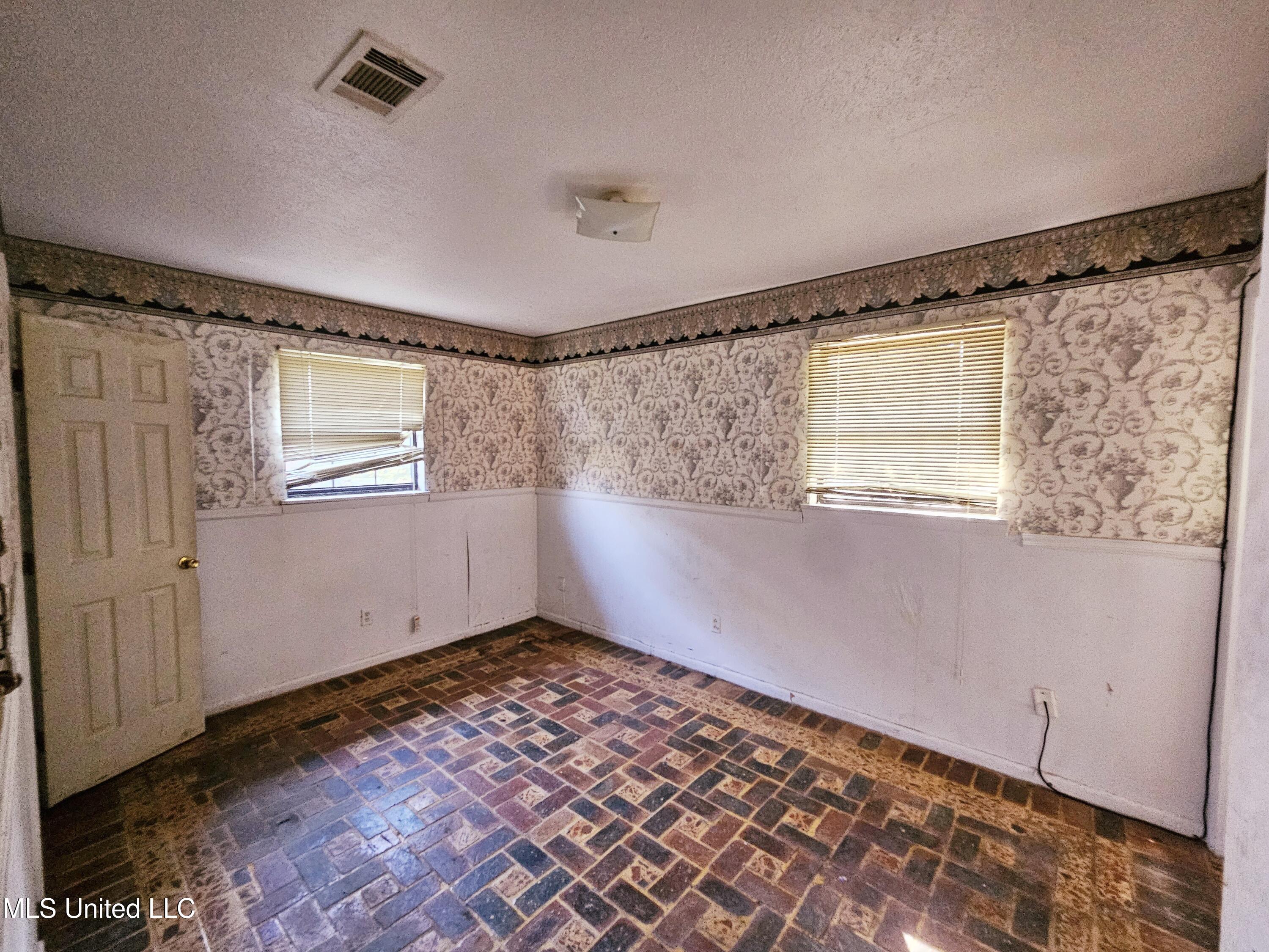 5630 Frederick Street Moss Point, MS 39563 - Photo 8 of 8 20241028_111023