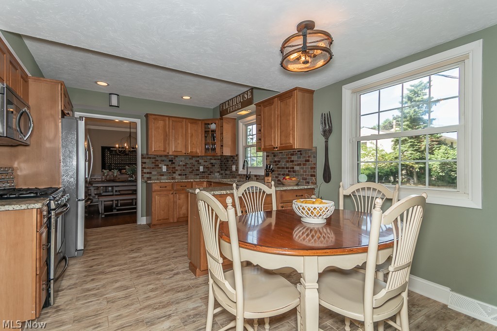 990 Roland Road Cleveland, OH 44124 - Photo 11 of 30 The eating area is perfect for mornings & evening meals