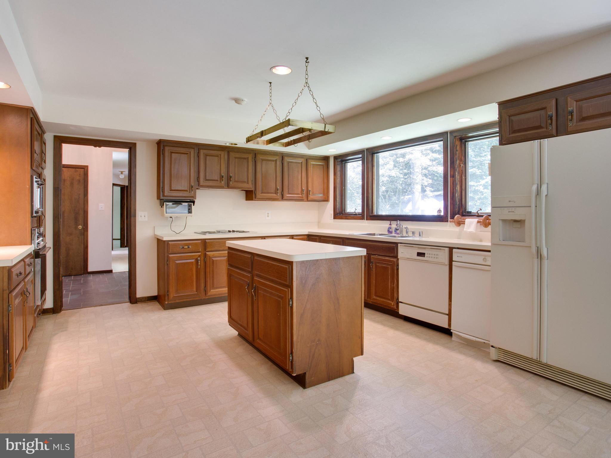 7605 Maple Branch Road Clifton, VA 20124 - Photo 5 of 30 Expansive Eat in Kitchen