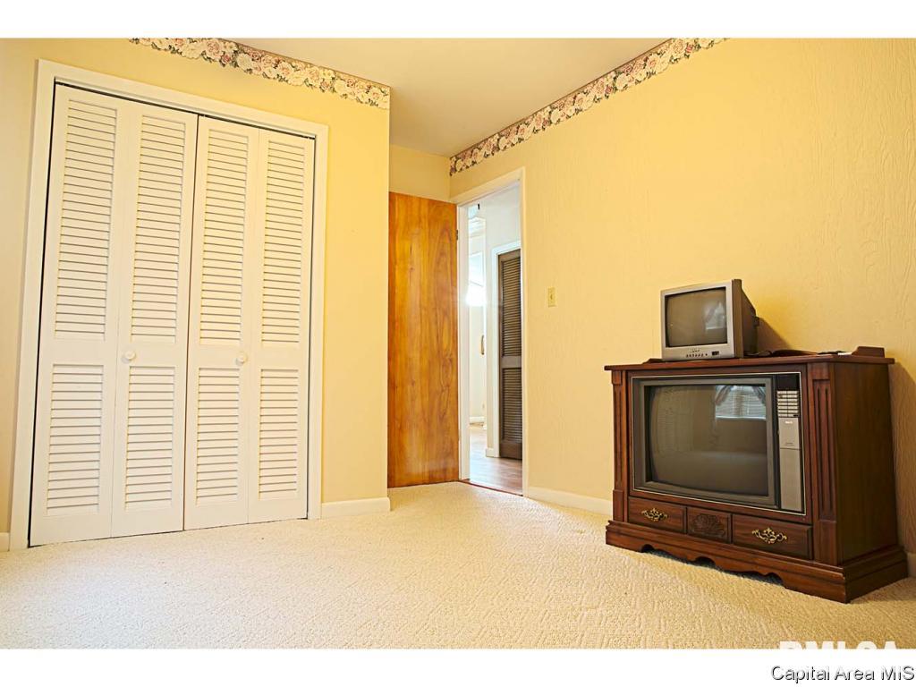 2128 Faringdon Road Springfield, IL 62702 - Photo 8 of 36