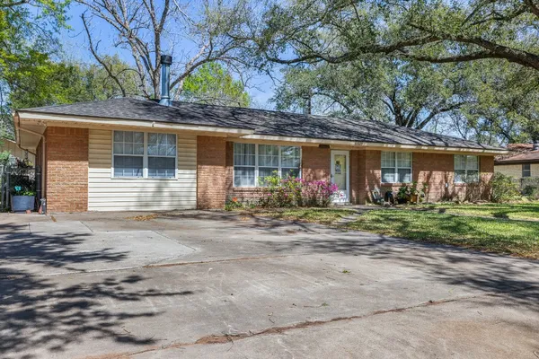 $299,000 | 1326 Kathy Avenue, Sealy, TX 77474