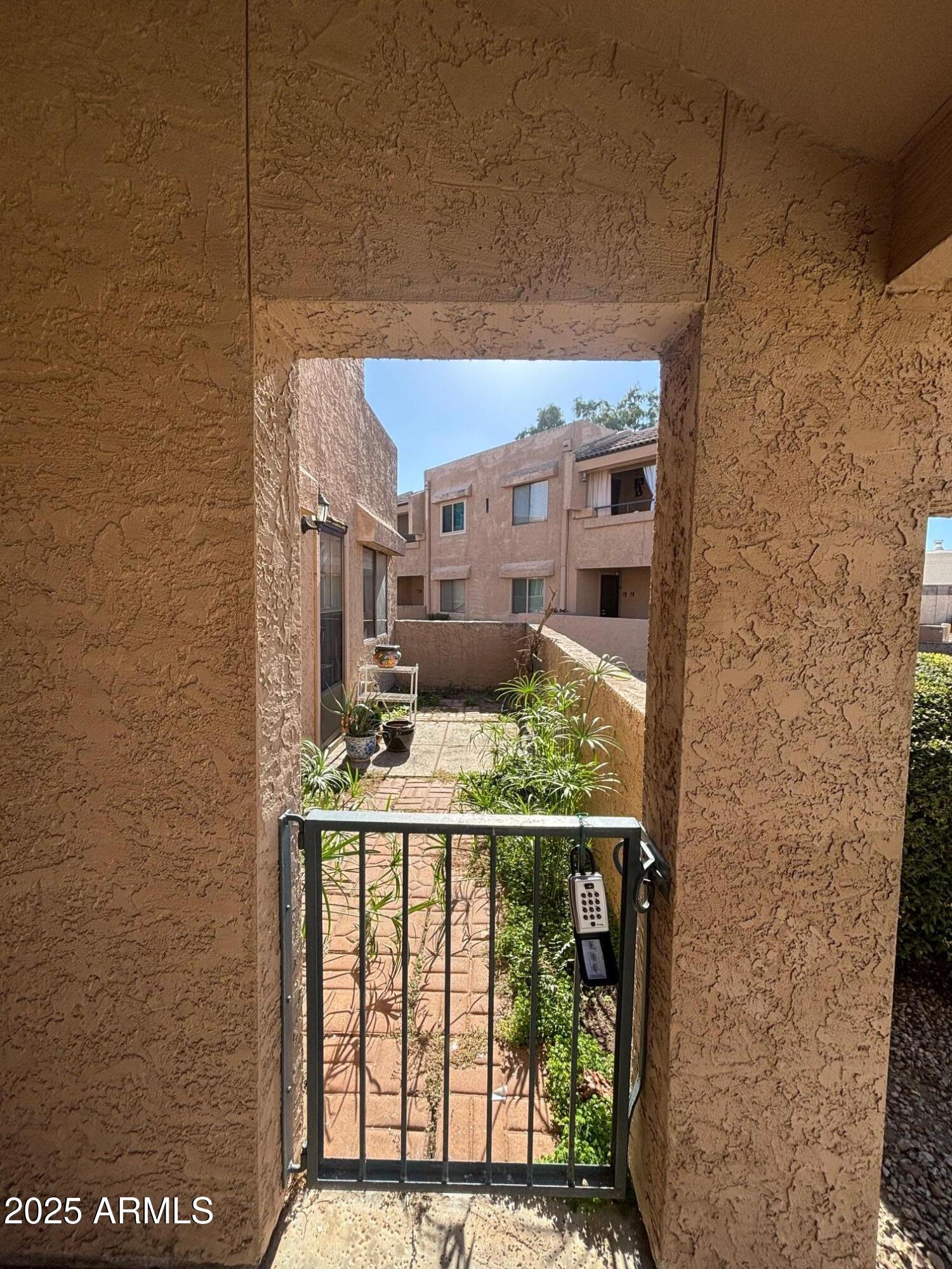 10828 North Biltmore Drive, Unit 154 Phoenix, AZ 85029 - Photo 20 of 23 a balcony with table and chairs