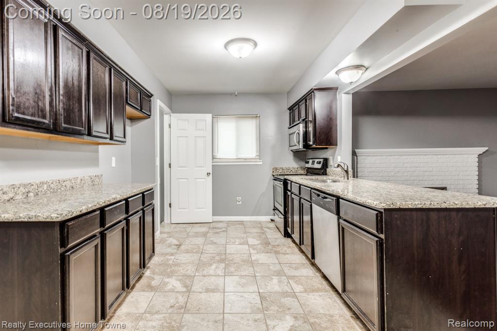 2448 Oakcrest Road Sterling Heights, MI 48310 - Photo 6 of 31 Gallery Image 6