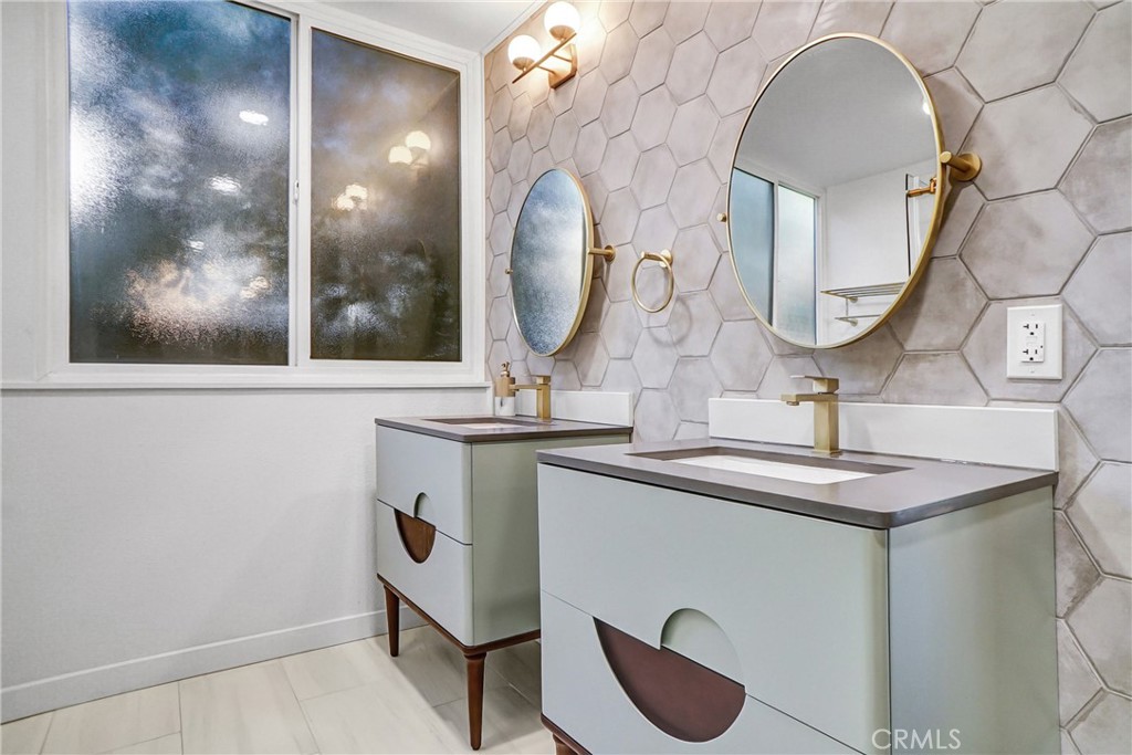 25136 Avenida Rondel Valencia, CA 91355 - Photo 25 of 36 Dual sinks