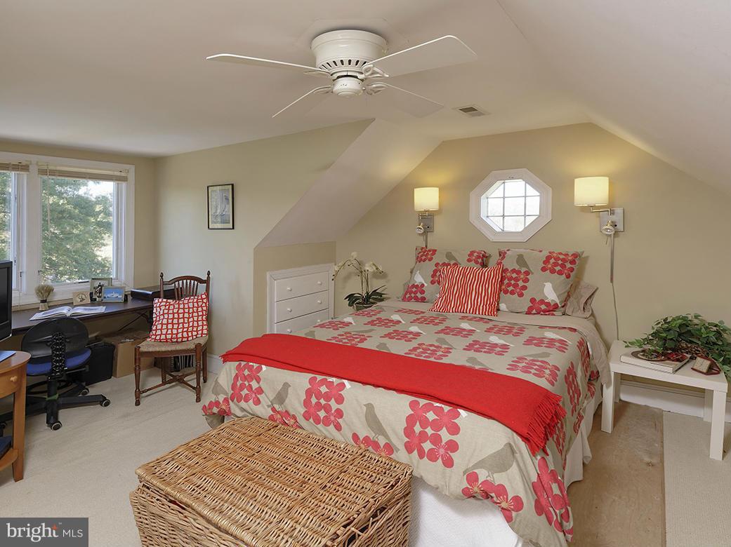 1176 Delaplane Grade Road Upperville, VA 20184 - Photo 16 of 30 2nd Floor Guest Bedroom with Full Bath