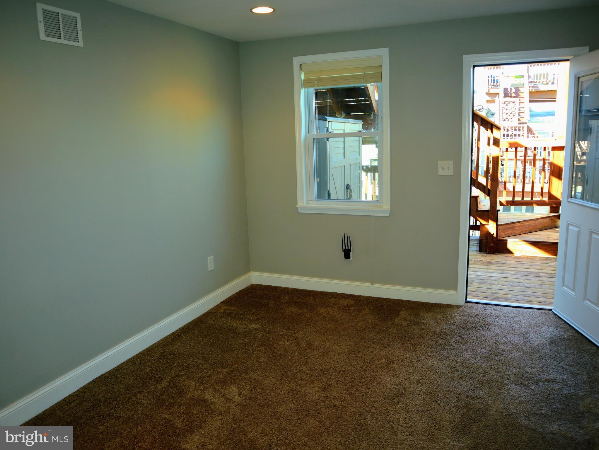 926 South Curley Street Baltimore, MD 21224 - Photo 11 of 25 an empty room with windows