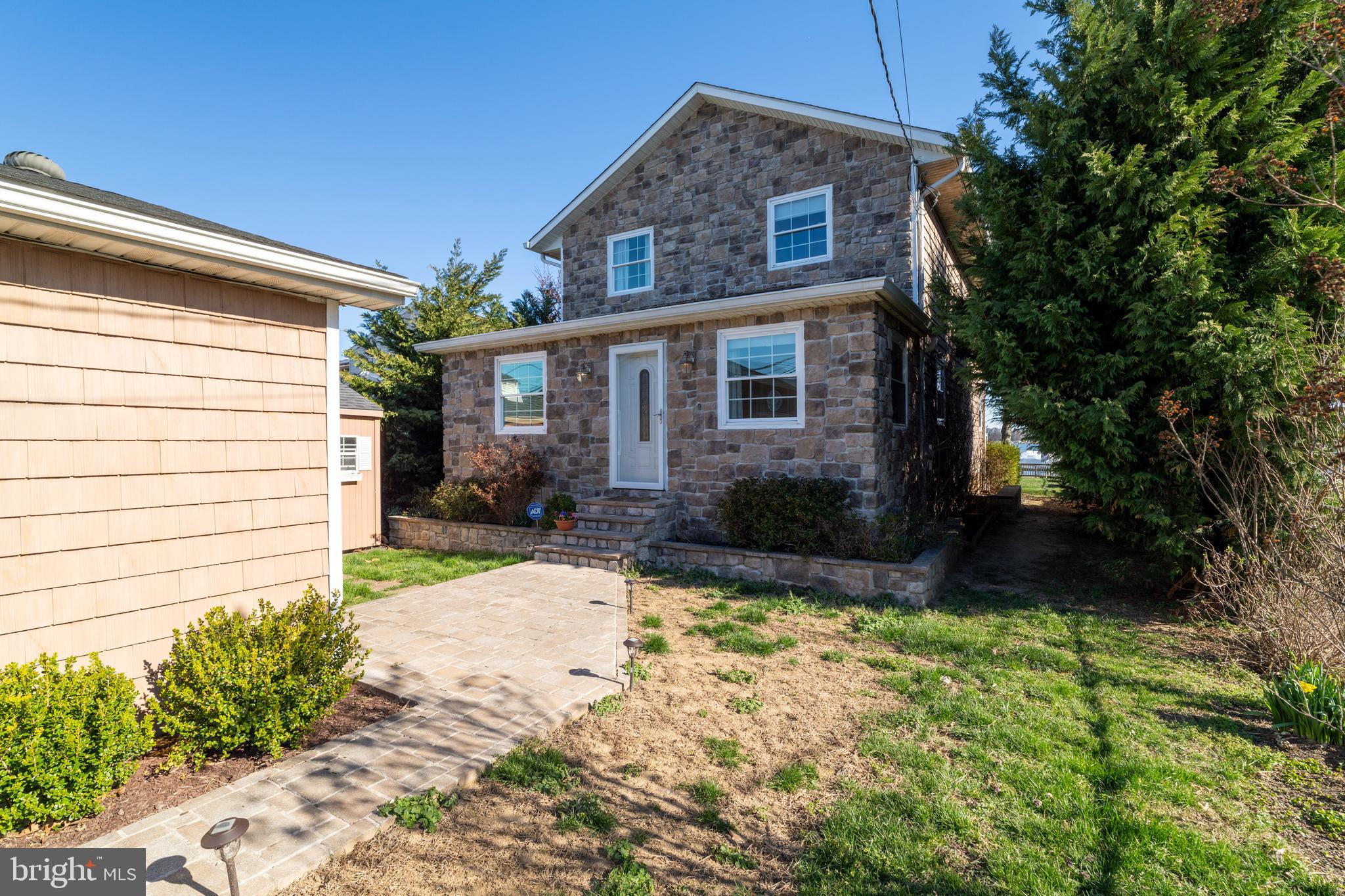 3930 Glenhurst Road Baltimore, MD 21222 - Photo 7 of 29 a front view of a house with a yard