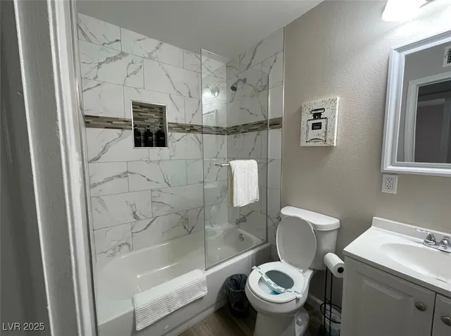 $2,300 | 6401 Evergreen Avenue, Las Vegas, NV 89107