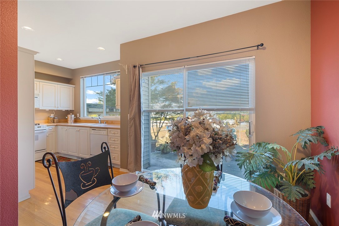 516 South 46th Place, Unit 516 Renton, WA 98055 - Photo 13 of 25 a living room with furniture and a potted plant