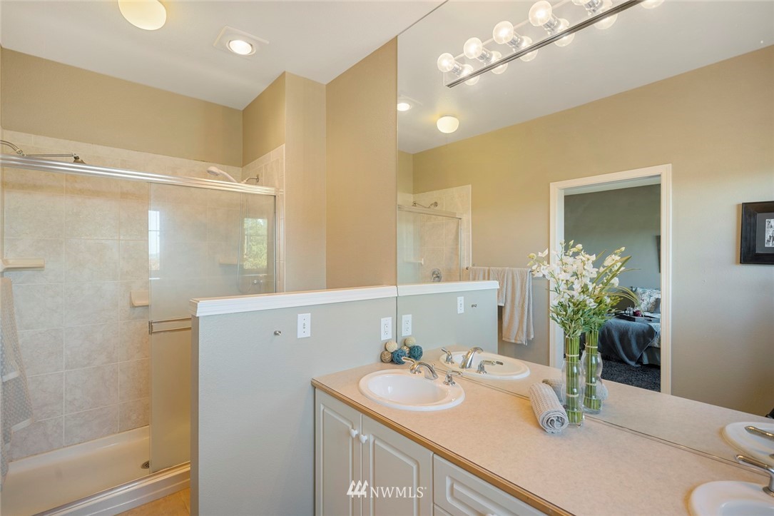 516 South 46th Place, Unit 516 Renton, WA 98055 - Photo 17 of 25 a bathroom with a sink tub and a mirror