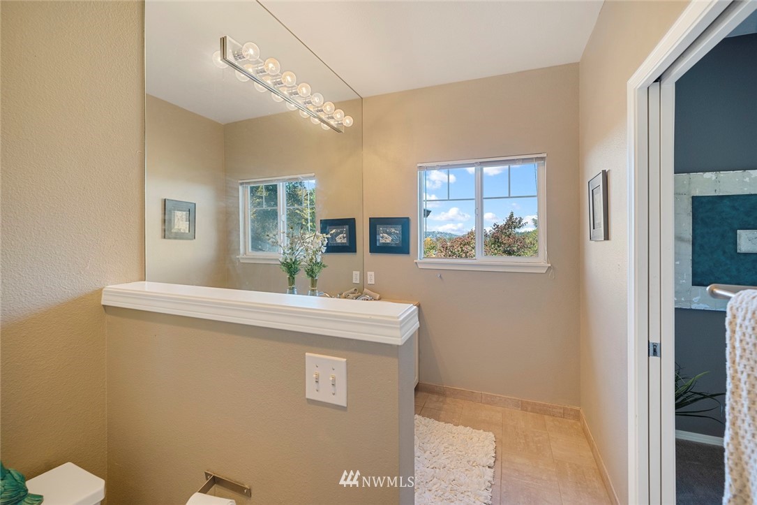 516 South 46th Place, Unit 516 Renton, WA 98055 - Photo 19 of 25 a living room with a couch and a window