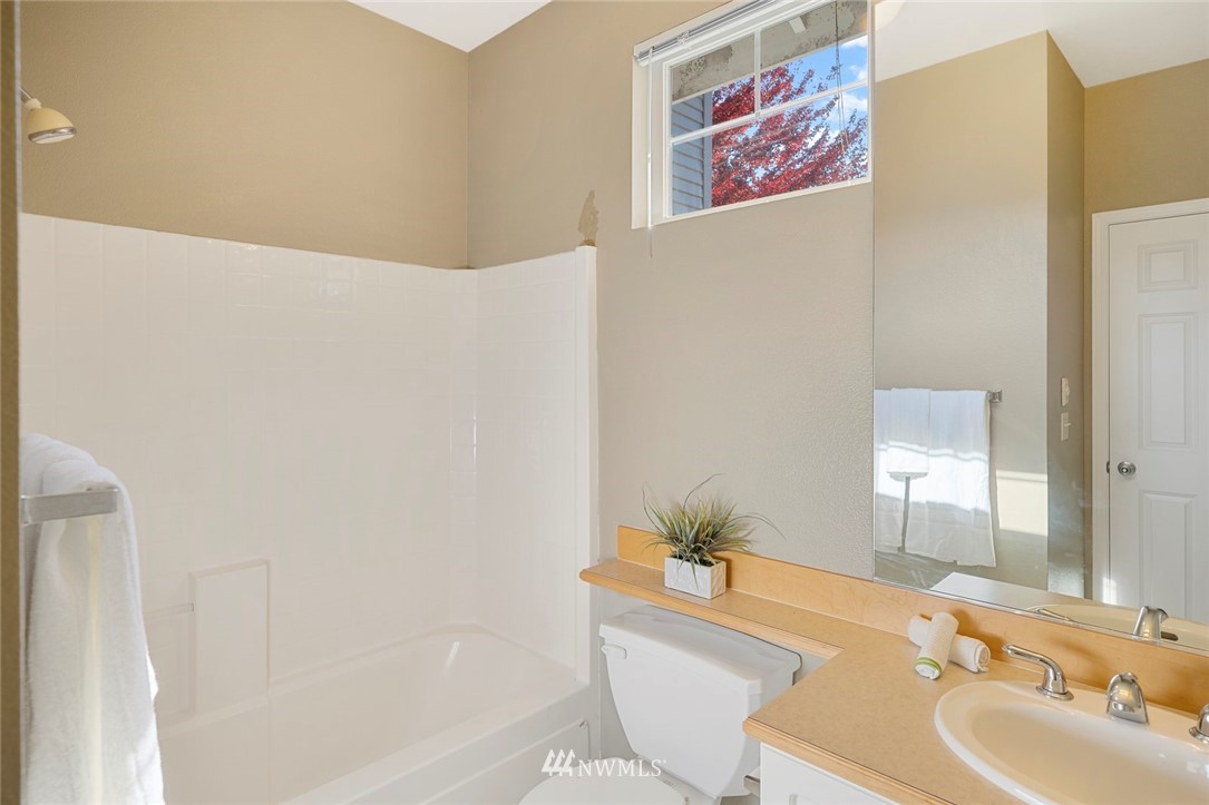 516 South 46th Place, Unit 516 Renton, WA 98055 - Photo 22 of 25 a bathroom with a sink and a bathtub