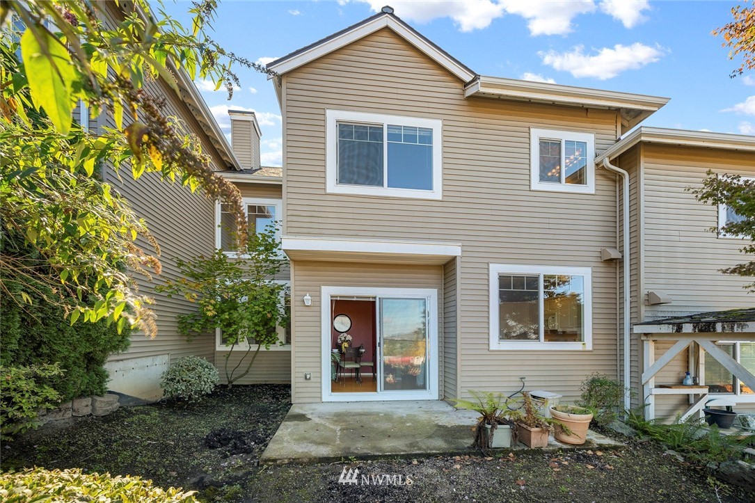 516 South 46th Place, Unit 516 Renton, WA 98055 - Photo 25 of 25 a front view of a house with garden