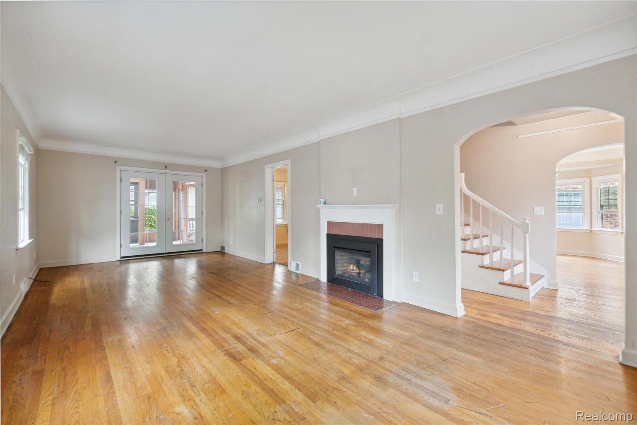 1415 Ridgelawn Avenue Flint, MI 48503 - Photo 2 of 9 Large Open Living room with Fireplace