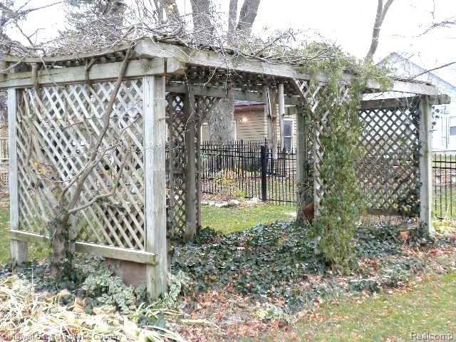 619 North State Street Howell, MI 48843 - Photo 5 of 22 Pergola