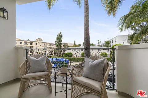 $1,149,000 | 11690 Montana Avenue, Unit 201, Los Angeles, CA 90049