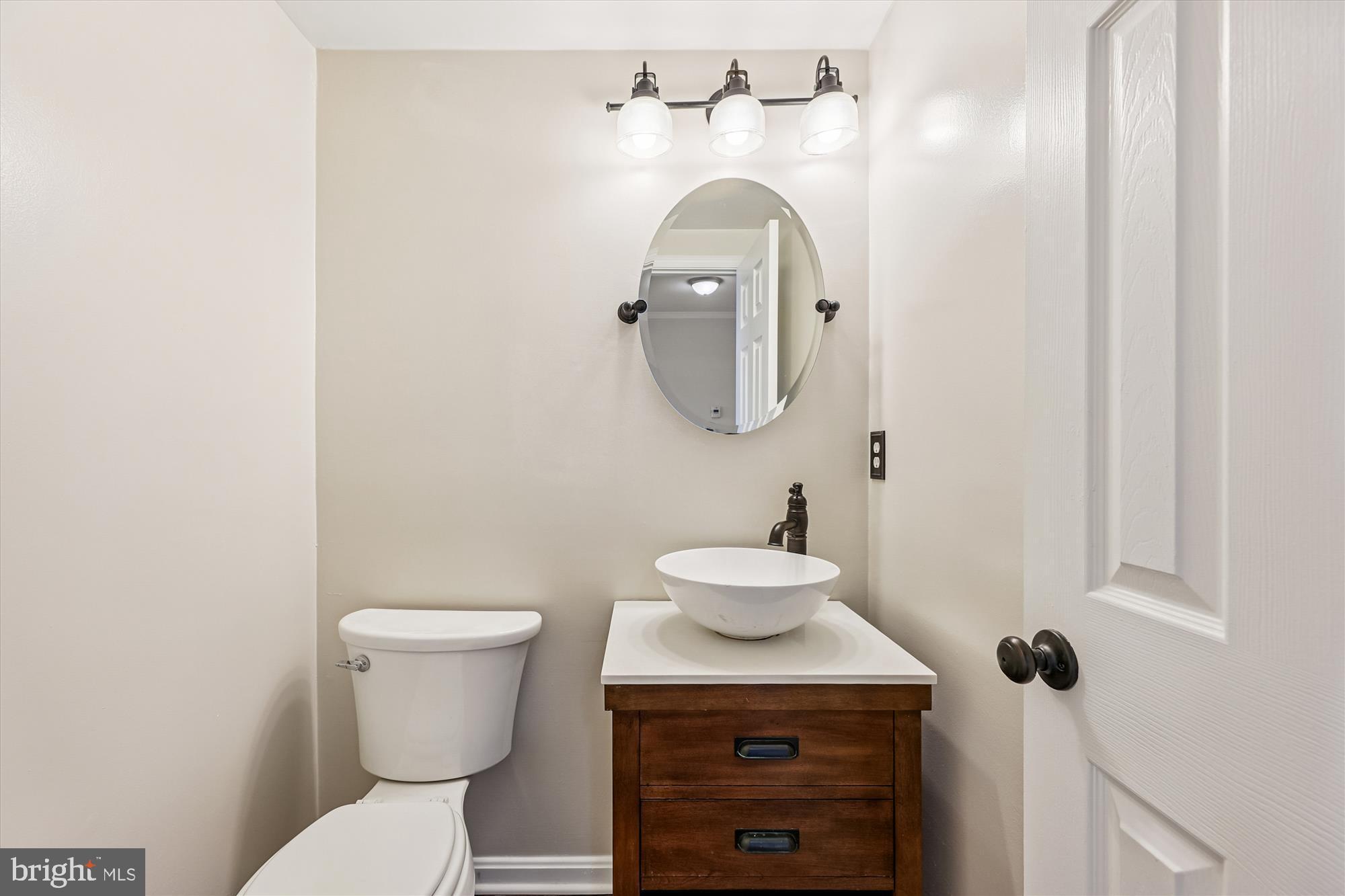 3811 Eisenhower Avenue Alexandria, VA 22304 - Photo 14 of 56 a bathroom with a toilet sink and mirror