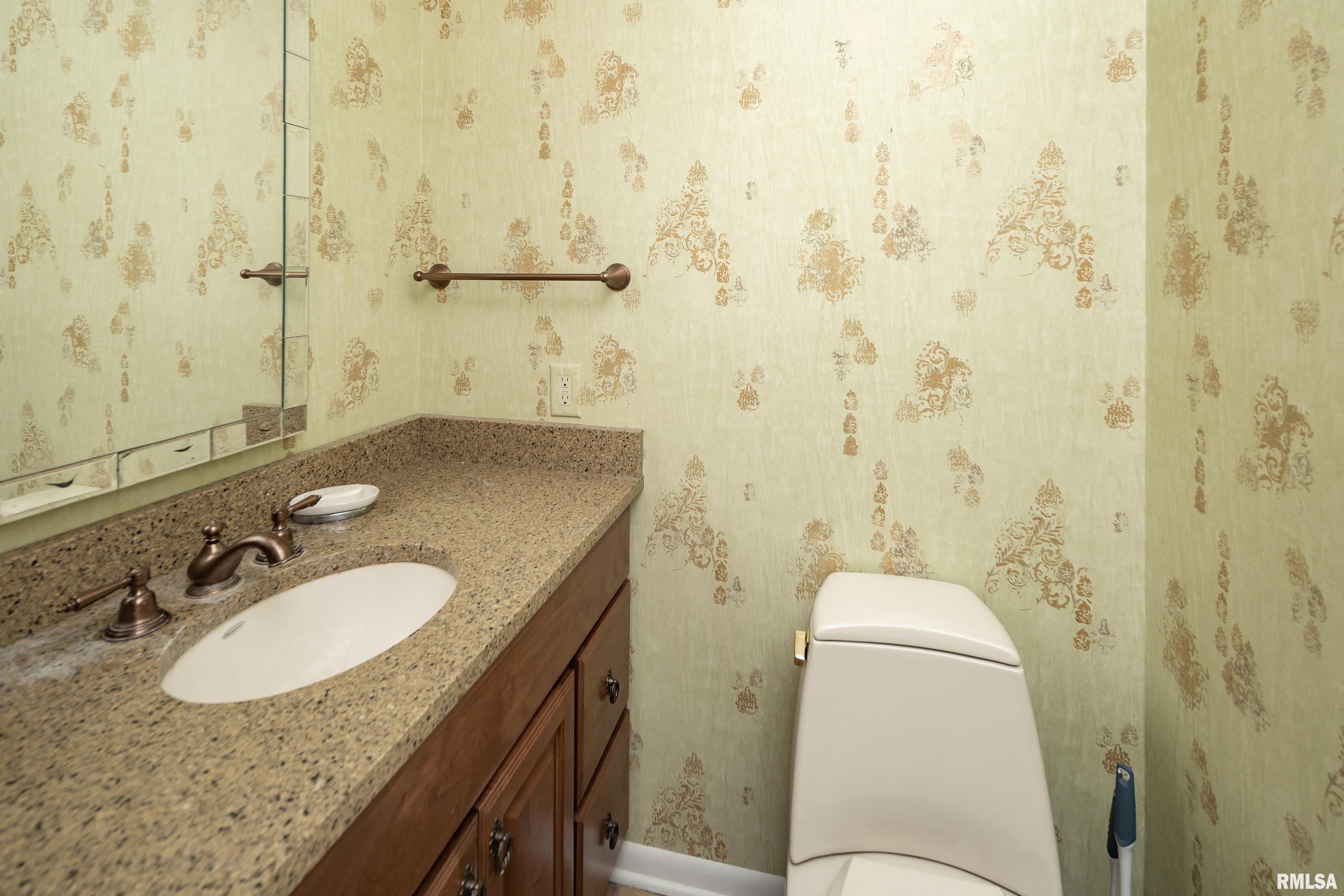 2030 Winding Hill Road Davenport, IA 52807 - Photo 16 of 41